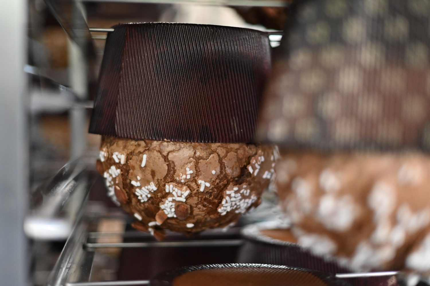 Panettone enfriando boca abajo