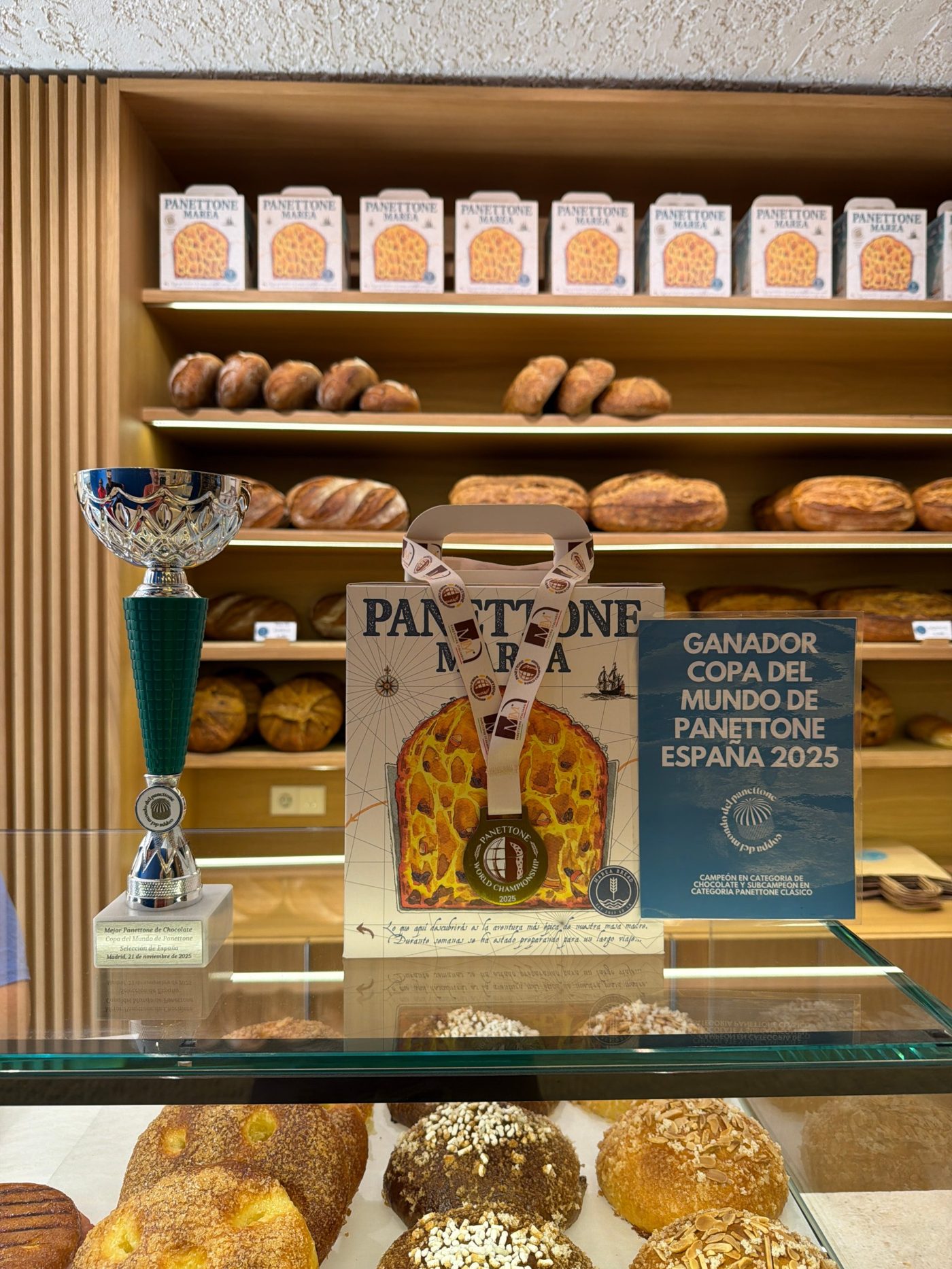 Trofeo y diploma de Marea Bread, Campeon de Espana 2025 Coppa del Mondo del Panettone